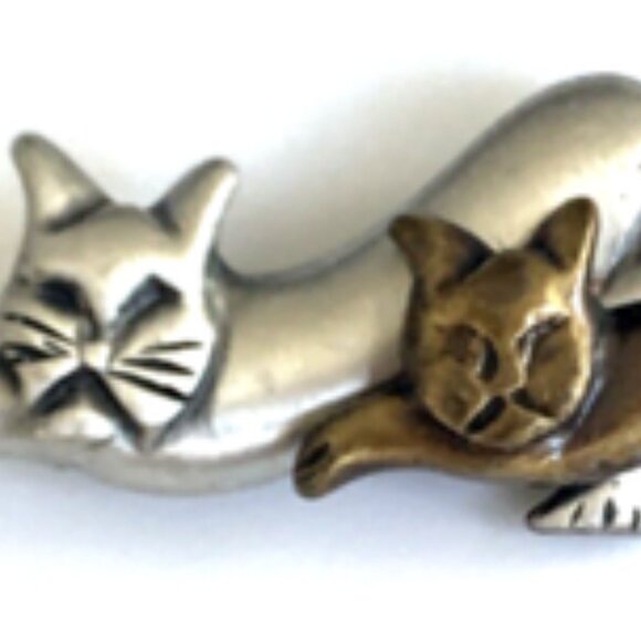 Vintage G Design Two-Tone Pewter Cat Brooch – Stretching Grumpy Cats Figural Pin - Picture 3 of 7